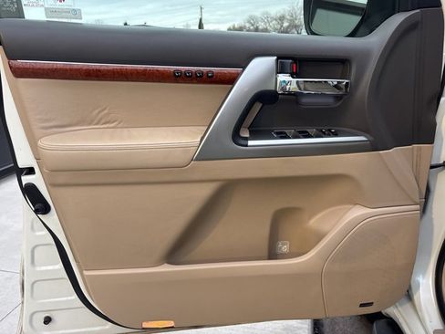 Used 2015 Toyota Land Cruiser image 21