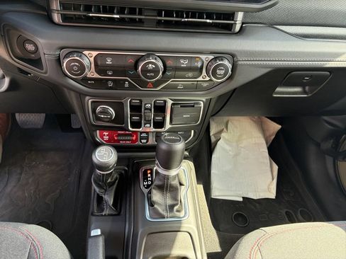 Used 2025 Jeep Gladiator Rubicon AWD/4WD image 27
