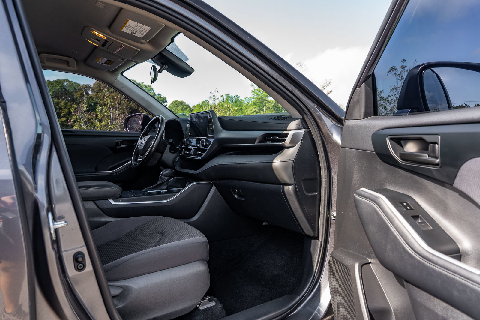 Used 2024 Toyota Highlander LE FWD image 11