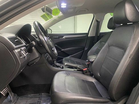 Used 2017 Volkswagen Passat 1.8T R-Line image 11
