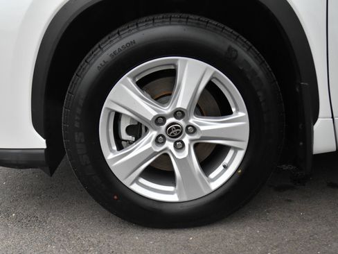 Used 2022 Toyota Highlander LE AWD/4WD image 12