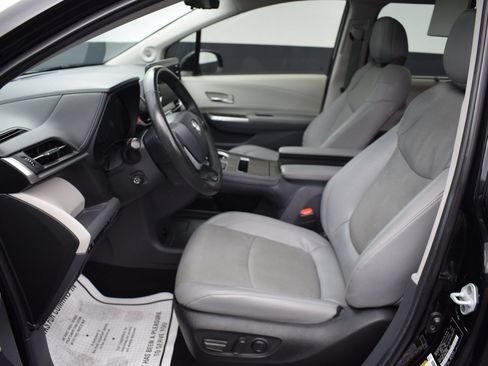 Used 2024 Toyota Sienna Limited AWD/4WD image 17