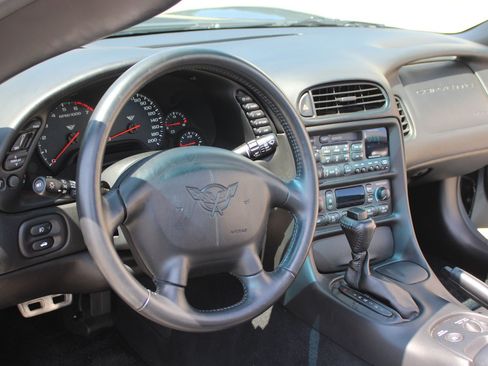 Used 2004 Chevrolet Corvette Convertible w/ Preferred Equipment Group RWD image 16