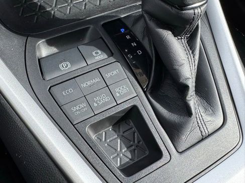 Certified 2021 Toyota RAV4 LE w/ Carpet Mat Package (TMS) image 15