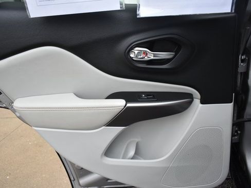 Used 2019 Jeep Cherokee Limited image 35