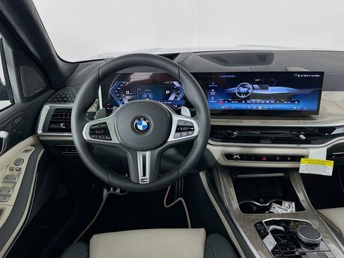Used 2025 BMW X7 M60i w/ Climate Comfort Package image 19