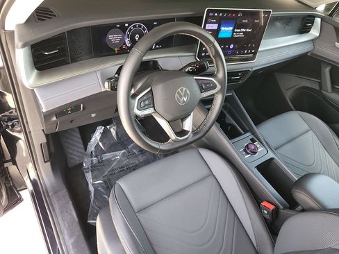 Used 2026 Volkswagen Tiguan SE AWD/4WD image 12