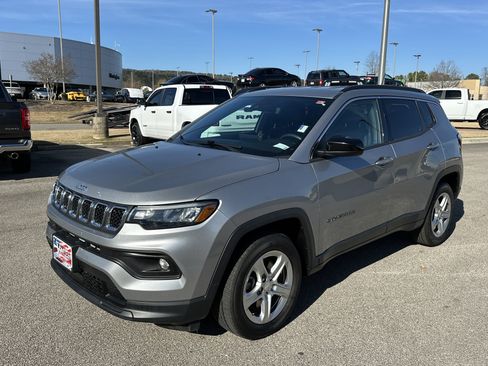 Used 2024 Jeep Compass Latitude image 3