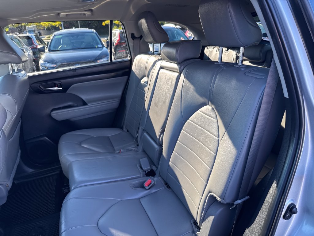 Used 2024 Toyota Highlander XLE AWD/4WD image 37