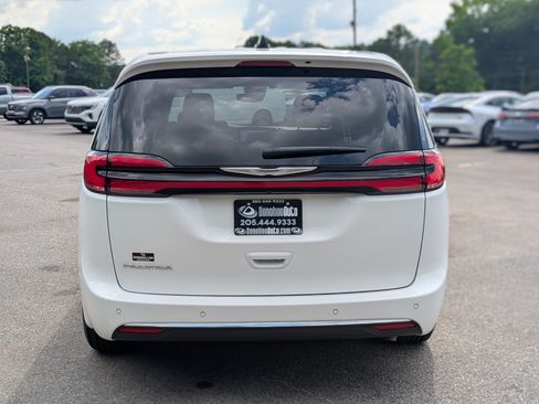 Used 2025 Chrysler Pacifica Select FWD image 8