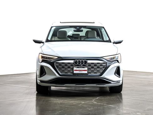 Used 2024 Audi Q8 e-tron Premium Plus w/ Premium Plus Package image 4