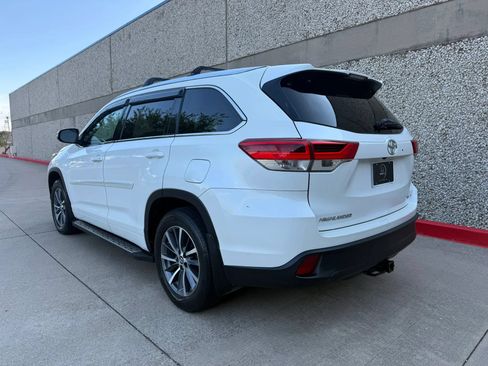 Used 2017 Toyota Highlander XLE AWD/4WD image 4