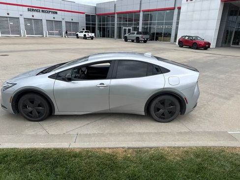 Used 2024 Toyota Prius LE FWD image 7