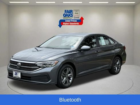 Used 2024 Volkswagen Jetta SE FWD image 4