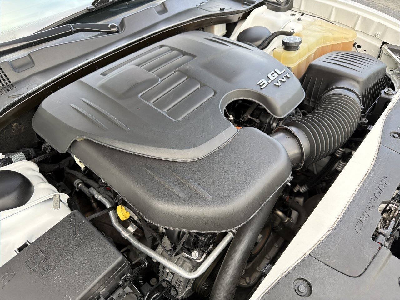 Used 2020 Dodge Charger SXT RWD image 12