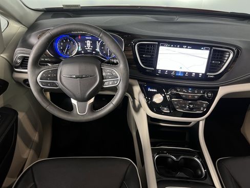 Certified 2024 Chrysler Pacifica Limited image 14