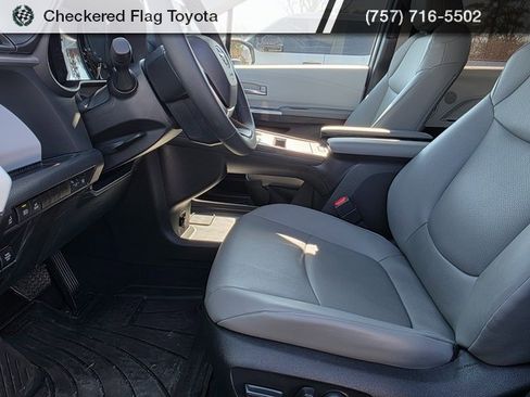 Used 2025 Toyota Sienna XLE w/ XLE Plus Package image 8