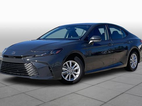 Used 2025 Toyota Camry LE image 2