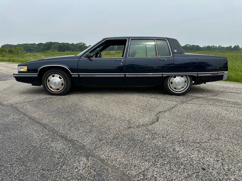 Used 1992 Cadillac Fleetwood Sedan image 3