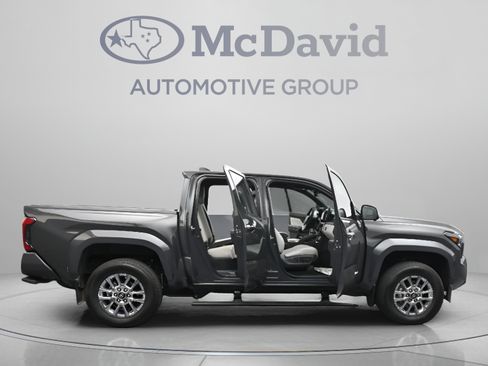 Used 2025 Toyota Tacoma Limited AWD/4WD image 41