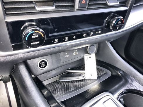 Used 2023 Nissan Rogue SV image 18