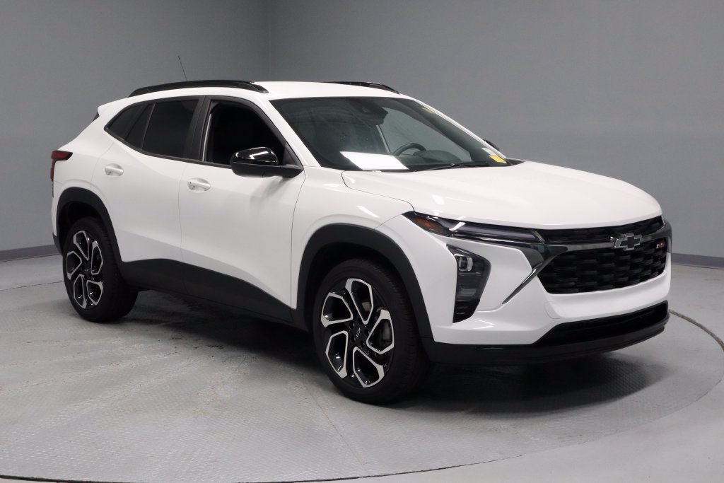 Used 2025 Chevrolet Trax RS FWD image 1