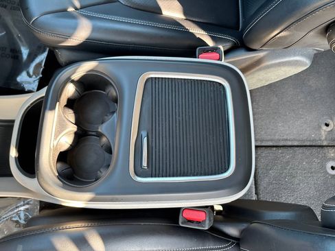 Used 2023 Chrysler Pacifica Touring-L image 28