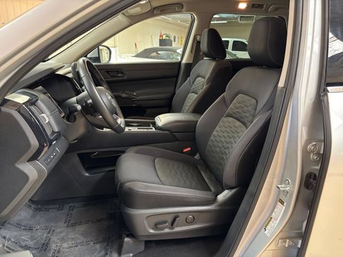 Used 2025 Nissan Pathfinder SV FWD image 29