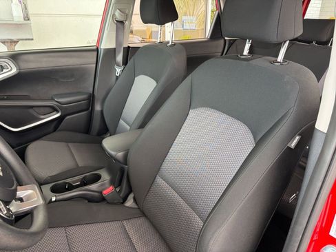 Used 2025 Kia Soul LX w/ LX Technology Package FWD image 36