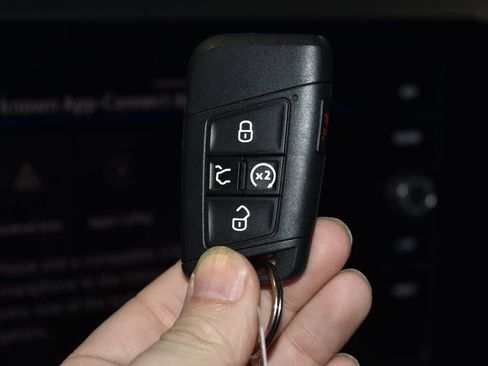 Certified 2025 Volkswagen Taos SE w/ Panoramic Sunroof Package image 15