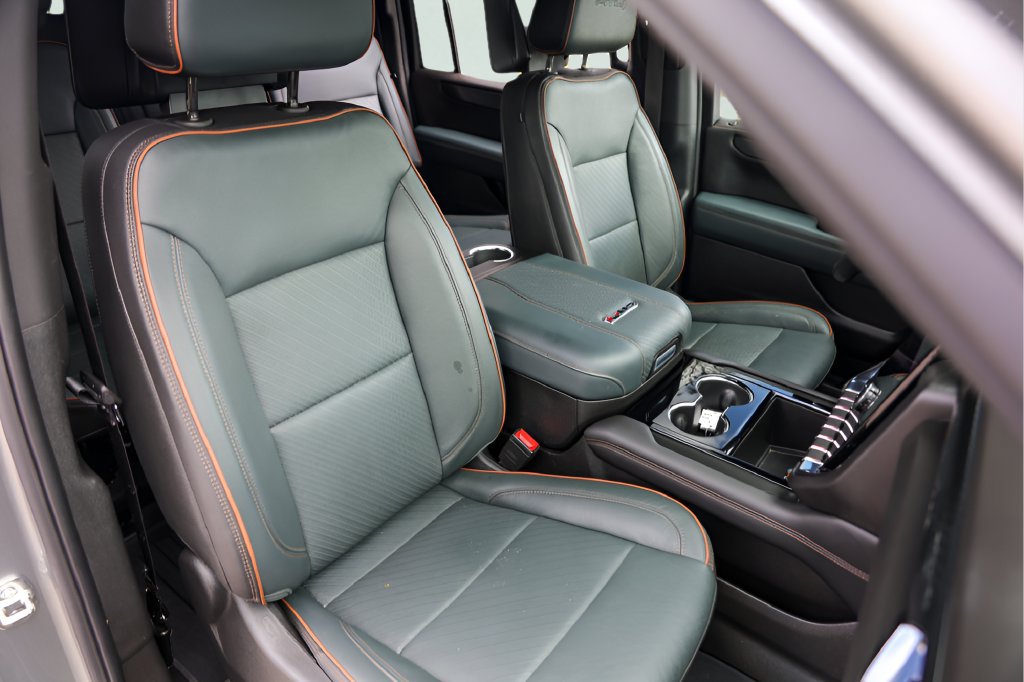Used 2025 GMC Yukon XL AT4 w/ AT4 Premium Plus Package AWD/4WD image 30
