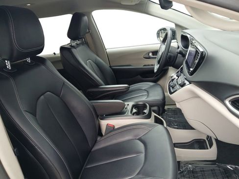 Used 2024 Chrysler Pacifica Touring-L image 24