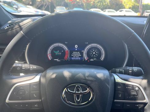 Used 2025 Toyota Highlander XSE AWD/4WD image 29
