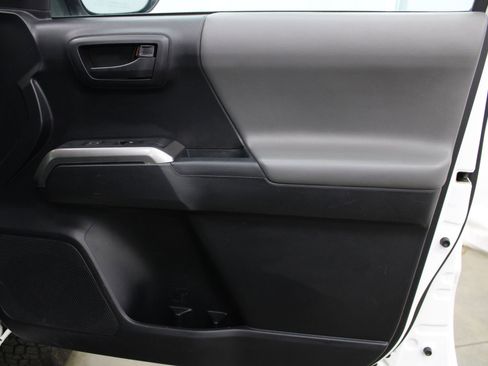 Used 2020 Toyota Tacoma SR5 AWD/4WD image 24