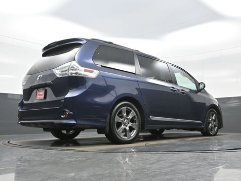 Used 2019 Toyota Sienna SE w/ SE Preferred Package image 34