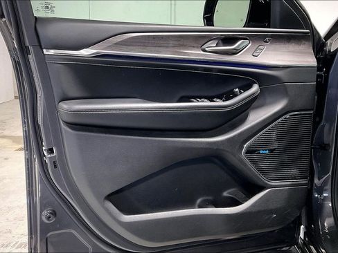 Used 2022 Jeep Grand Cherokee Overland w/ Adv Protech Group III image 21