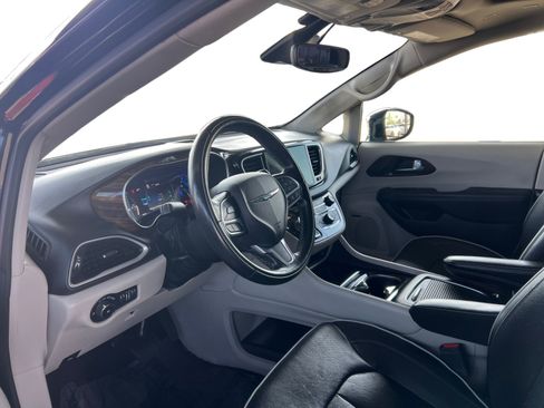 Used 2022 Chrysler Pacifica Limited w/ Uconnect Theater Family Group image 9