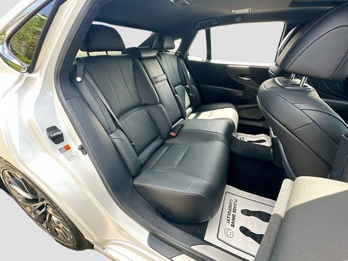 Used 2022 Lexus LS 500 w/ Accessory Package (Z2) RWD image 27