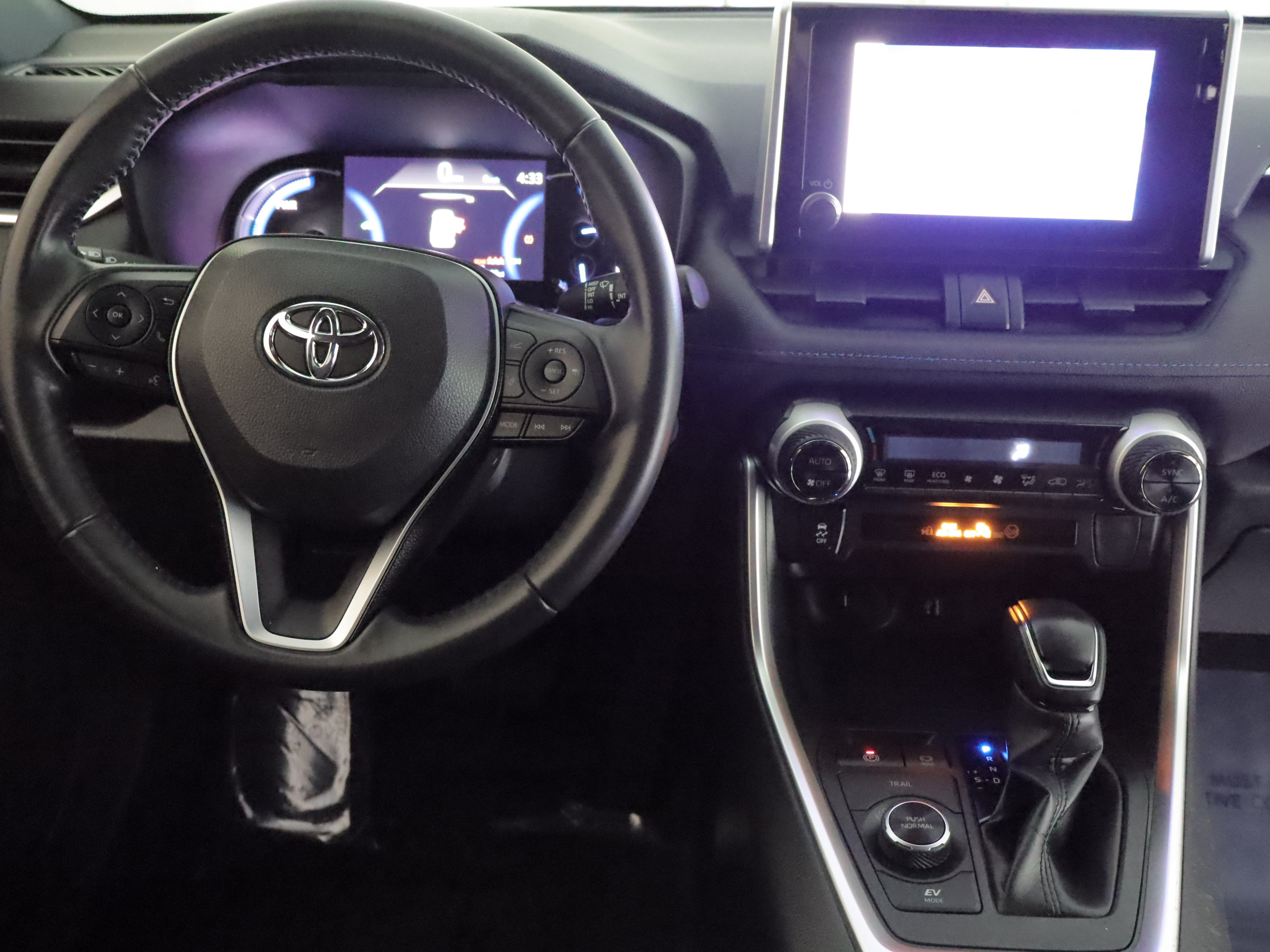 Used 2023 Toyota RAV4 SE AWD/4WD image 2