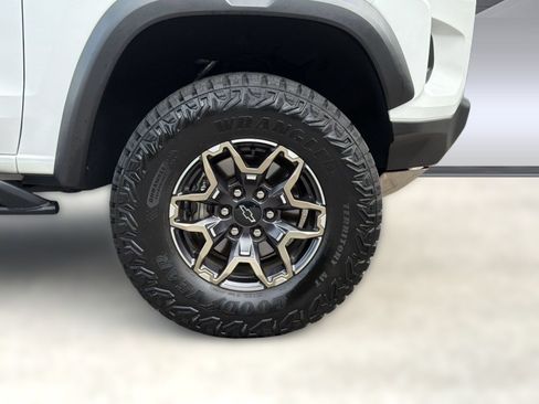 Used 2024 Chevrolet Colorado ZR2 w/ Technology Package AWD/4WD image 11