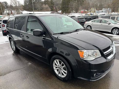 Used 2019 Dodge Grand Caravan SXT image 3