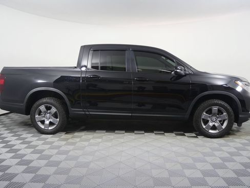 Used 2025 Honda Ridgeline TrailSport image 2