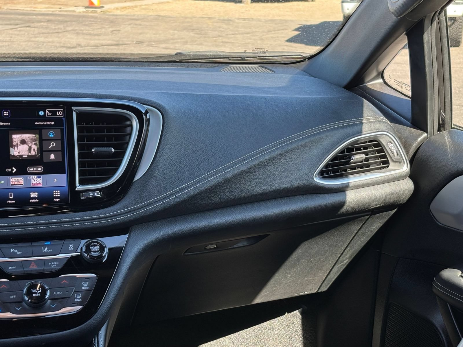 Used 2025 Chrysler Pacifica Limited FWD image 39