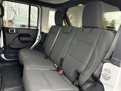 Used 2025 Jeep Wrangler Sport S image 19