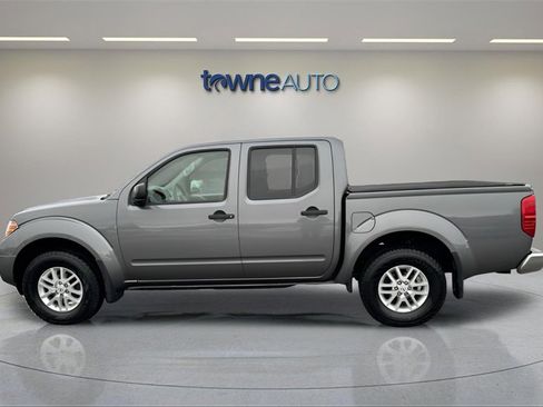 Used 2018 Nissan Frontier SV image 2