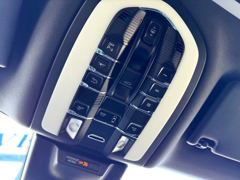 Used 2020 Porsche Macan image 37