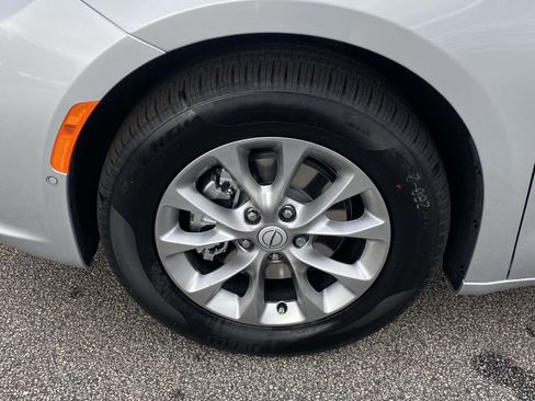 New 2026 Chrysler Pacifica Limited w/ Uconnect Theater Family Group image 14