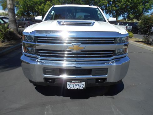 Used 2018 Chevrolet Silverado 2500 LT AWD/4WD image 2