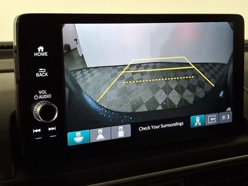 Used 2025 Honda Pilot Touring image 4