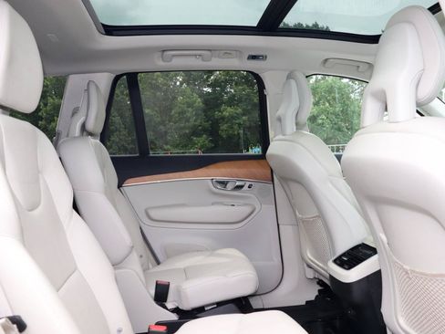 Used 2022 Volvo XC90 T6 Momentum AWD/4WD image 42